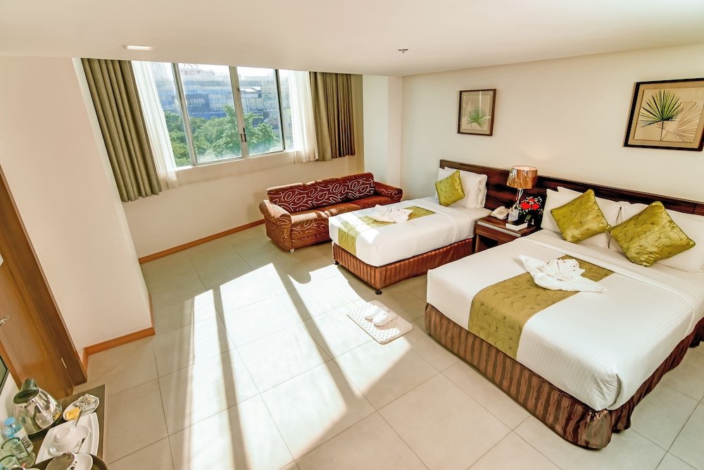 Rajah Park Hotel 8/50