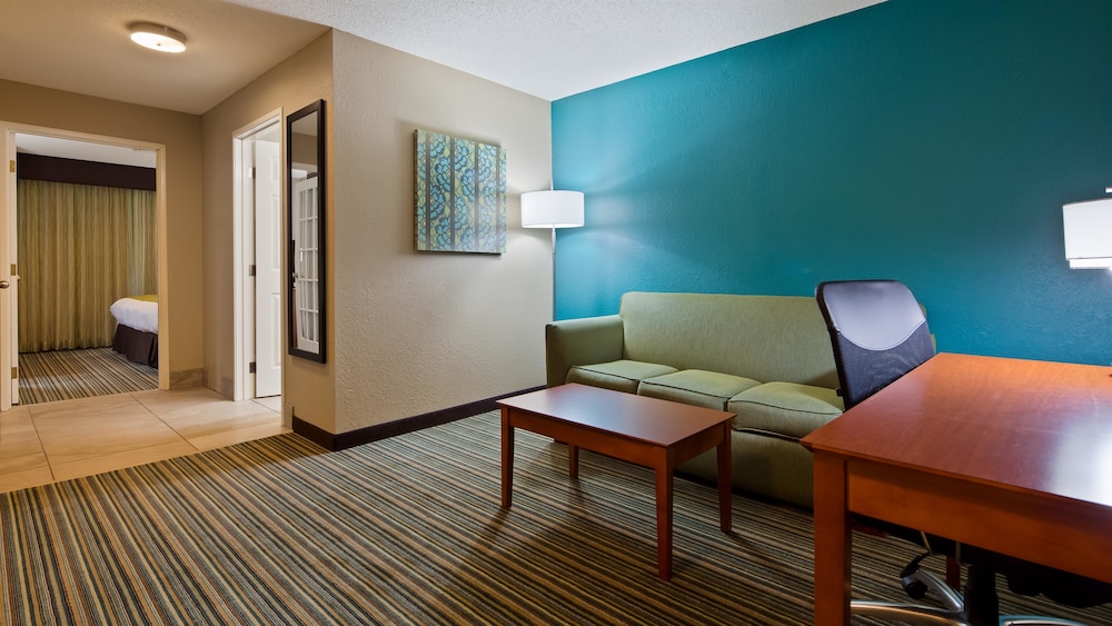 Best Western Plus Menomonie Inn & Suites 28/39