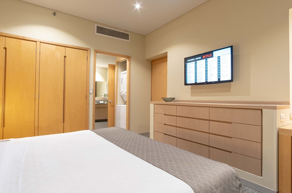 EXECUTIVE, SUITE