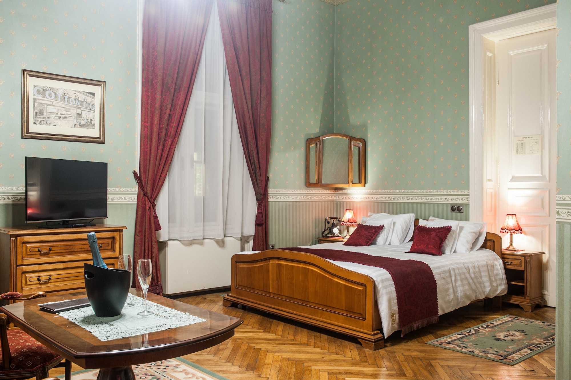 EXCLUSIVE, SUITE, QUEEN BED