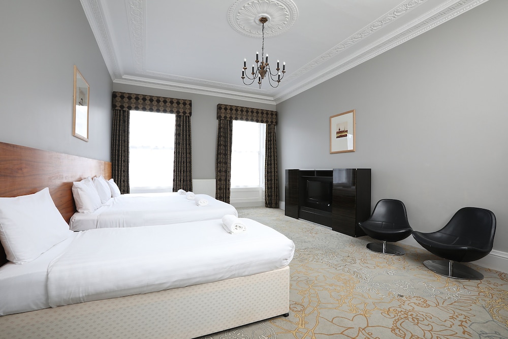4 BEDROOMS, HOUSE