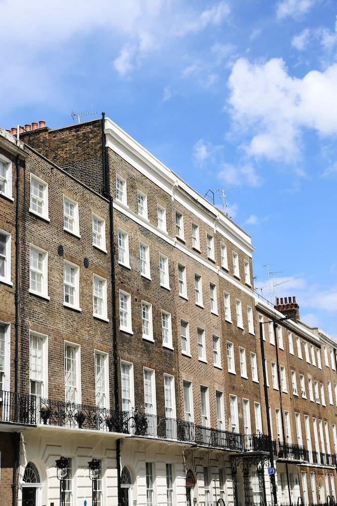 Henry's Townhouse 2/53