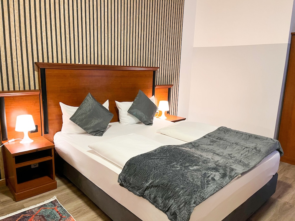 CITY HOTEL WEST 8/39