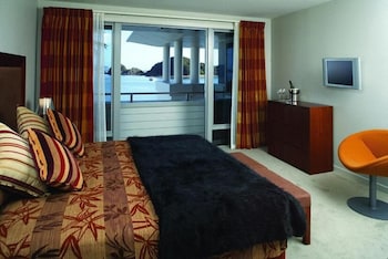The Waterfront Suites Heritage Collection 18/50