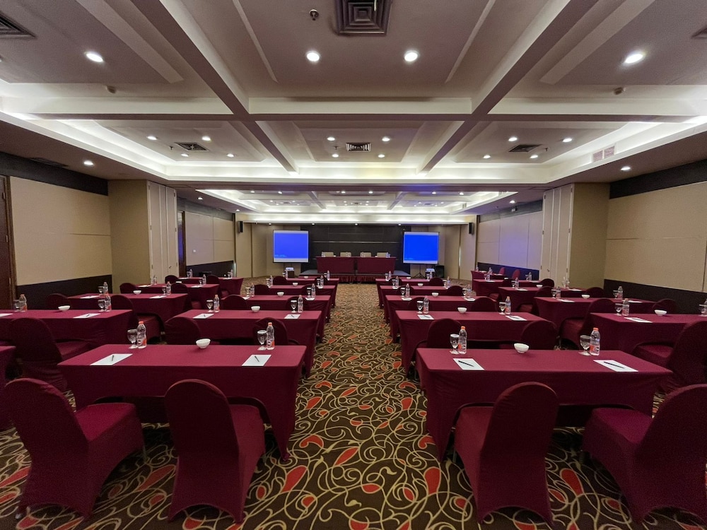 Grand Cakra Hotel 44/52