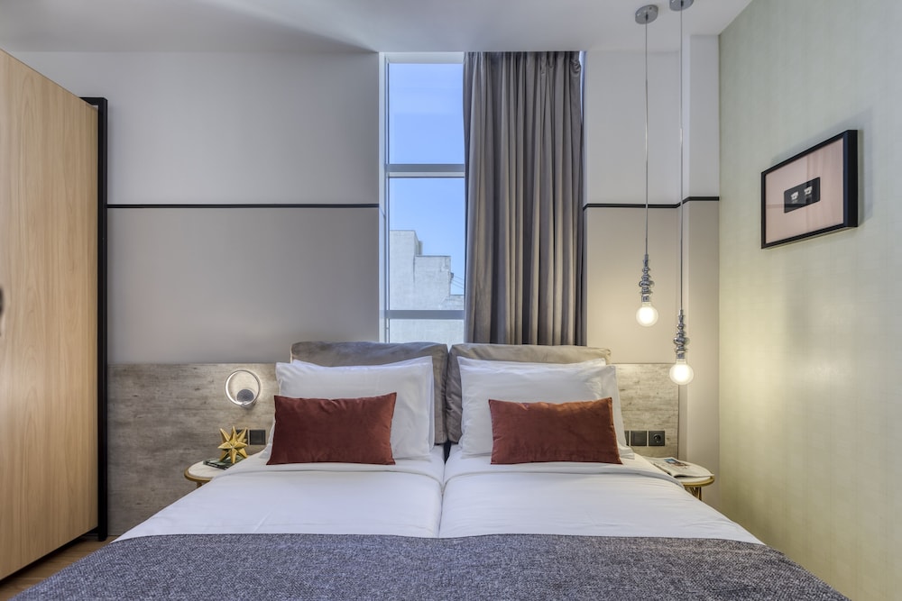 The Pinnacle Athens 10/50