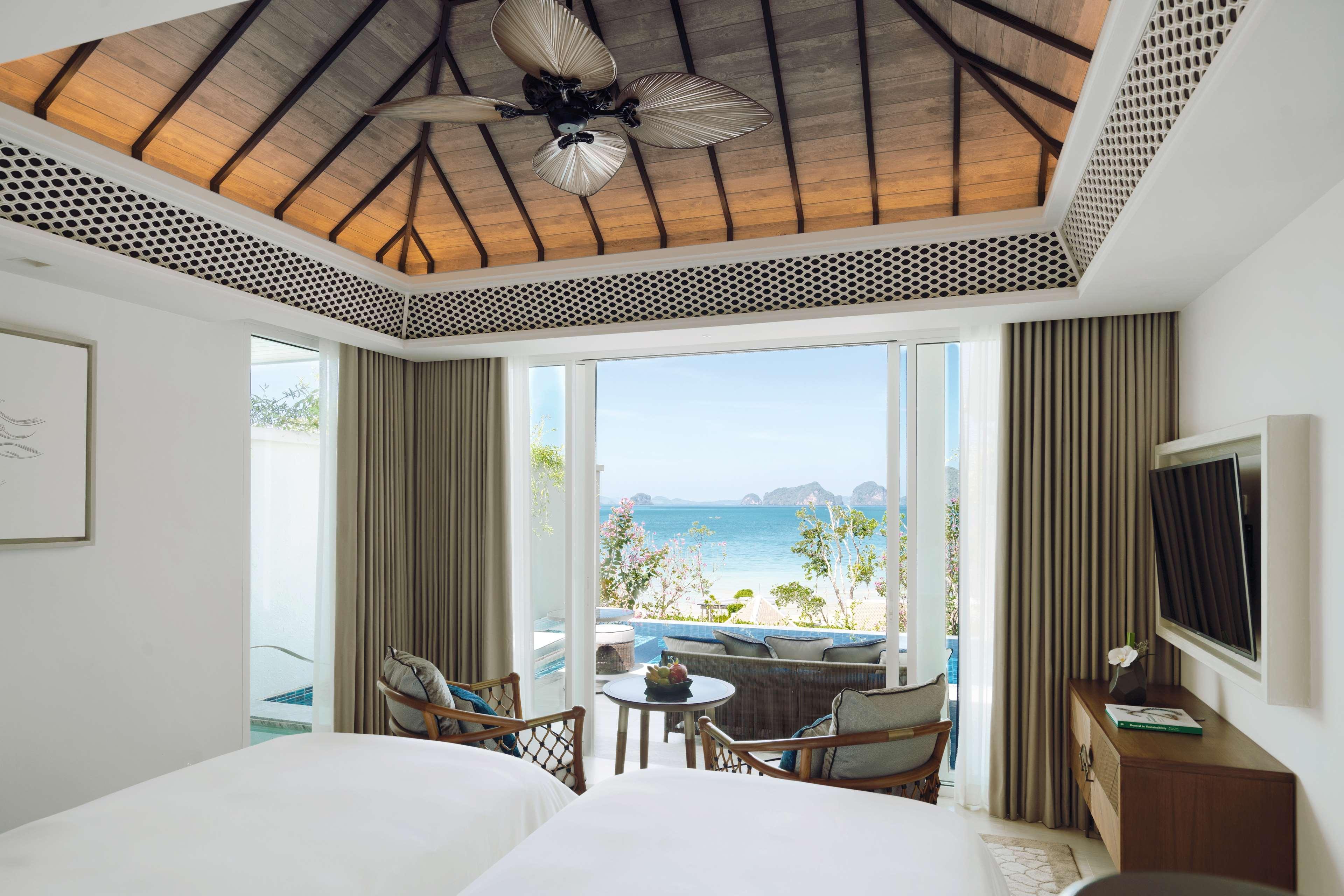 PREMIUM OCEAN POOL SUITE