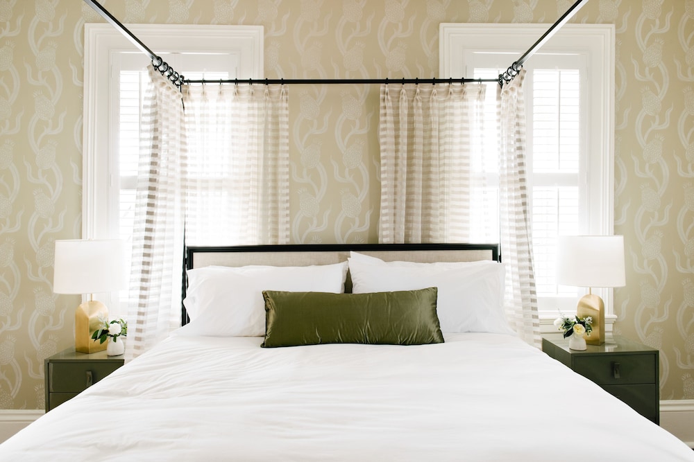 GRAND, KING BED