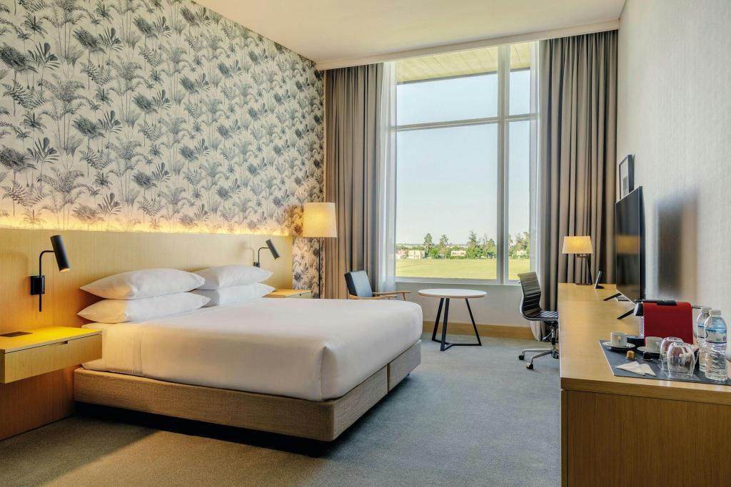 Guest Room, King Bed, Polo View, Club Floor