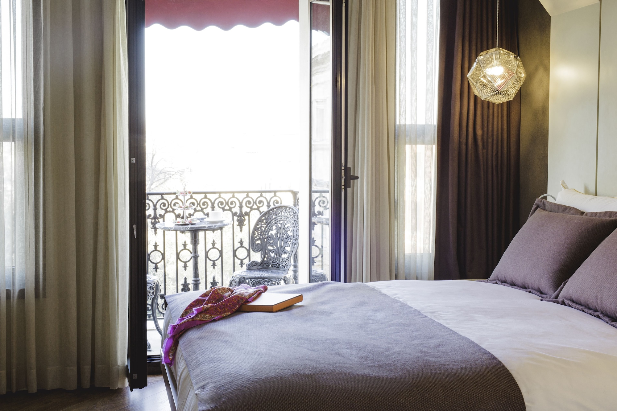 Deluxe, Balcony