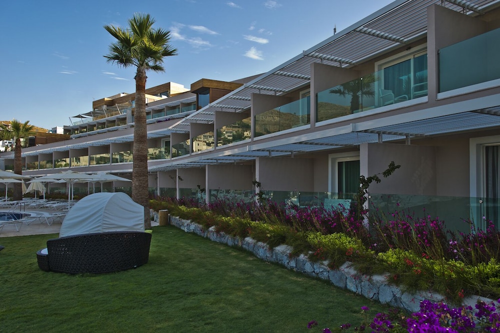 Bellazure Hotel 26/32