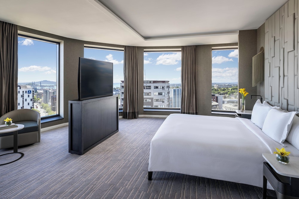 Chairman, Suite, King Bed, Pinnacle Tower