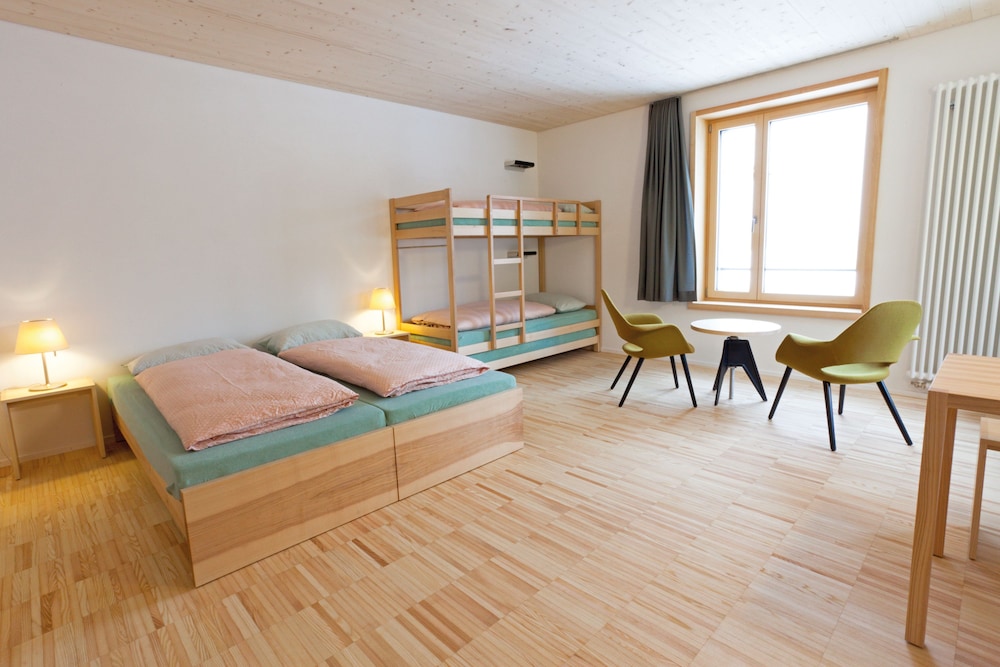 Youth Hostel 41/63