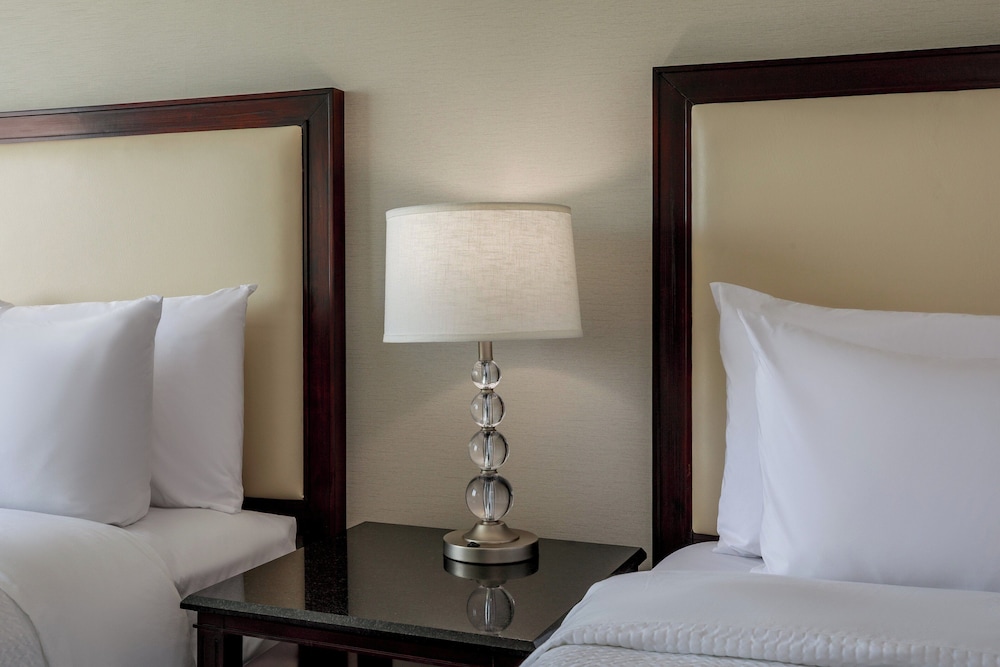 Holiday Inn Suites Boston Peabody 23/62