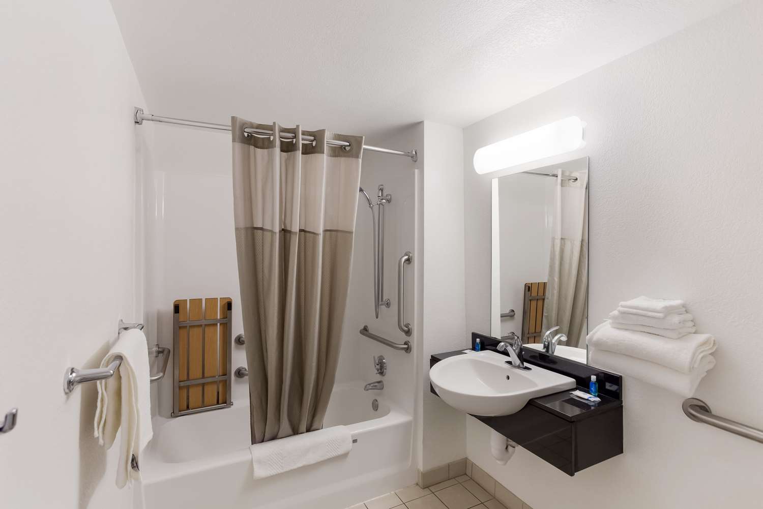 2 Queen Beds - Mobility Accessible Tub Nsmk