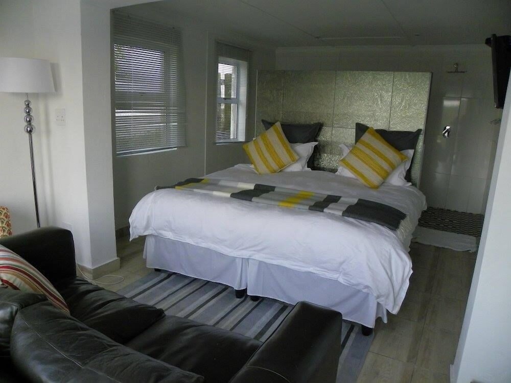 Blue's Guest House 7/33