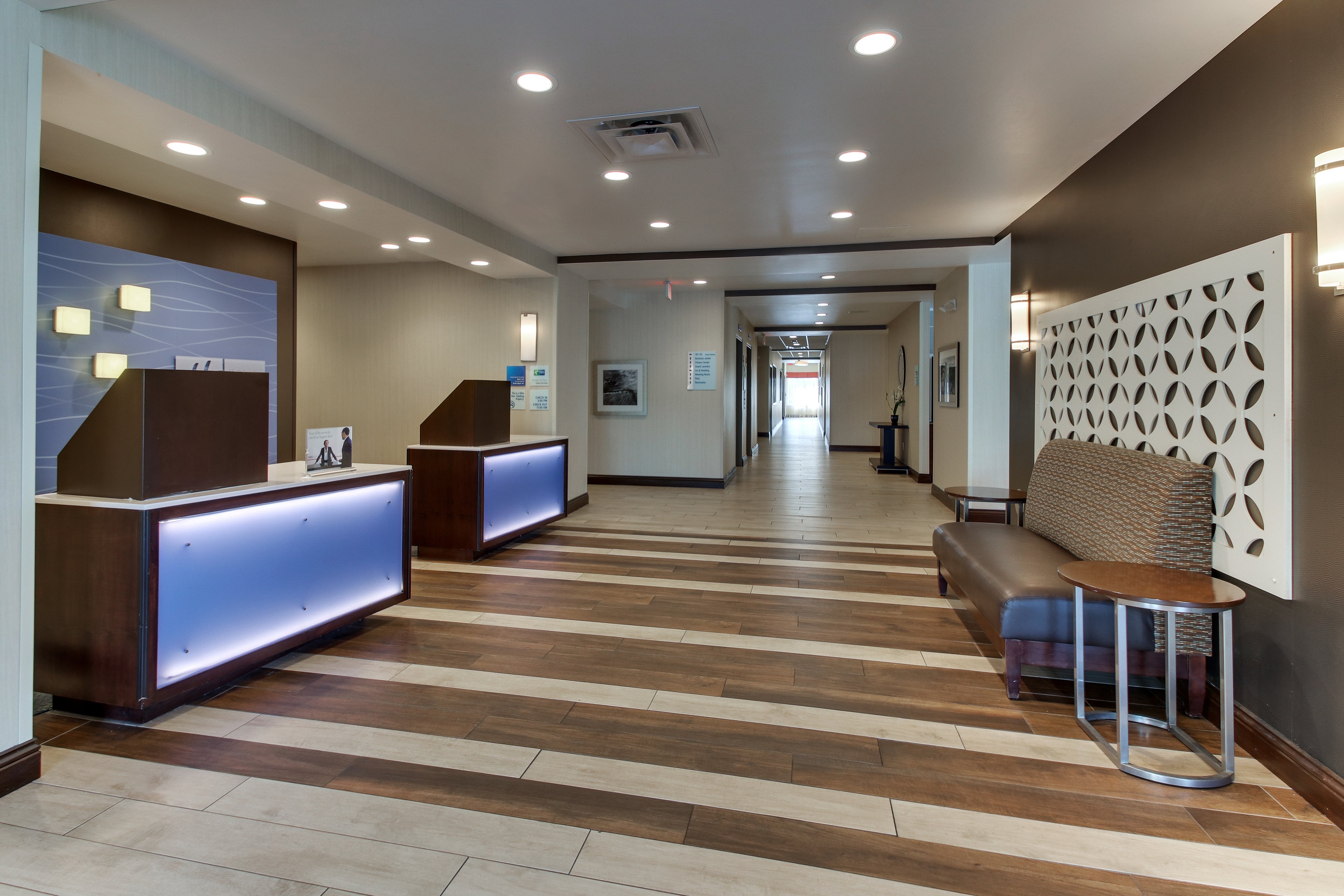Holiday Inn Express Cheektowaga North East 8/46