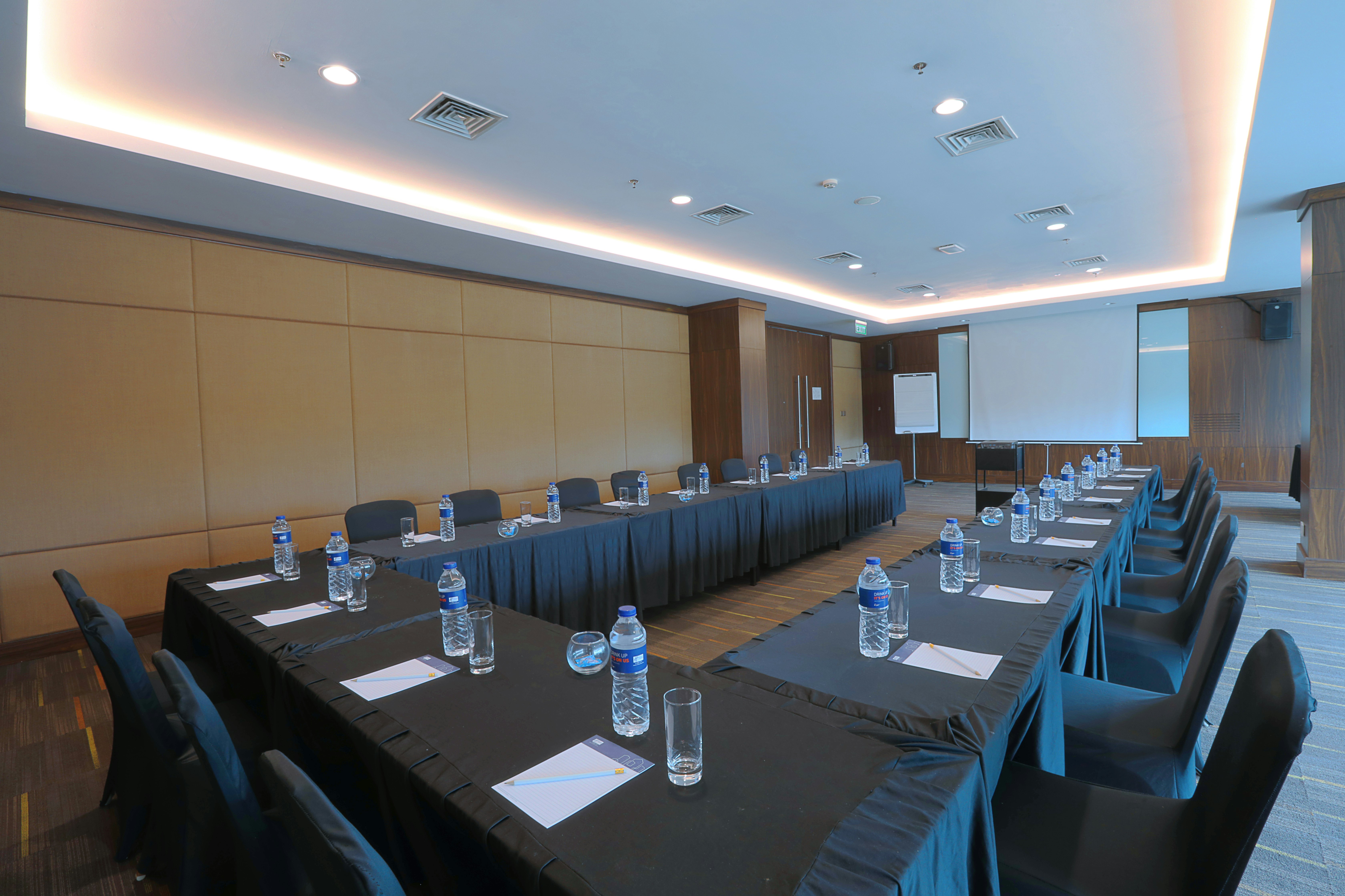 Holiday Inn Express Jakarta International Expo 67/75