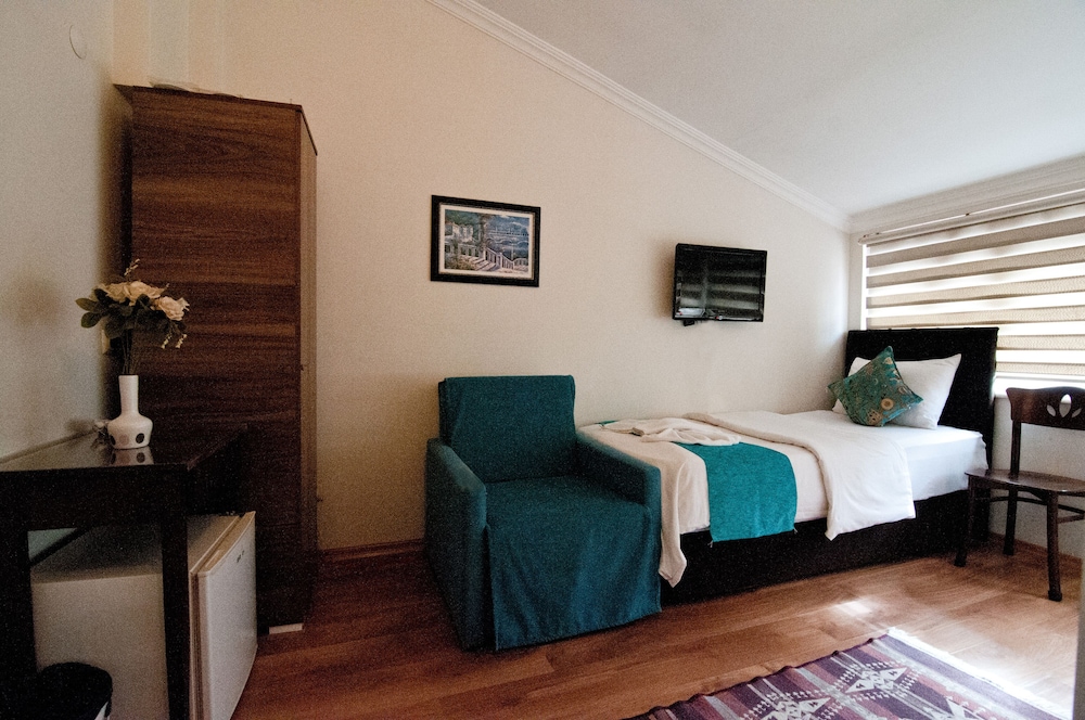 Taksim Trust Hotel (ex Ilya Pera Hotel) 41/63