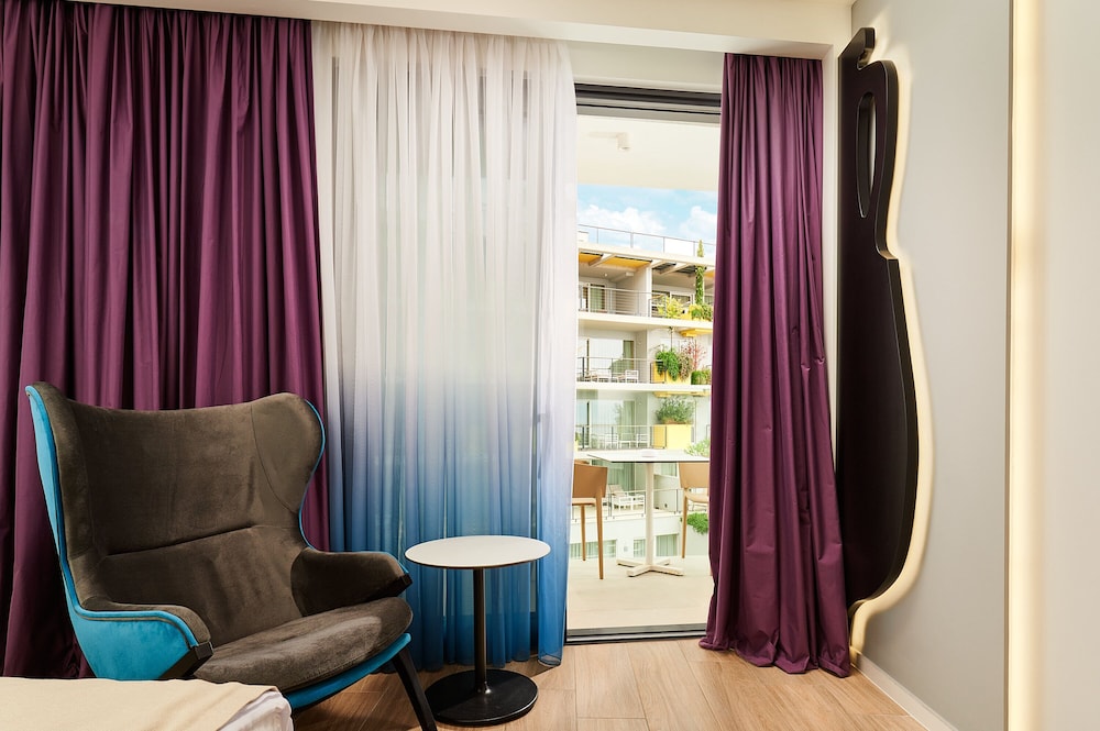 Amphora Hotel 62/80