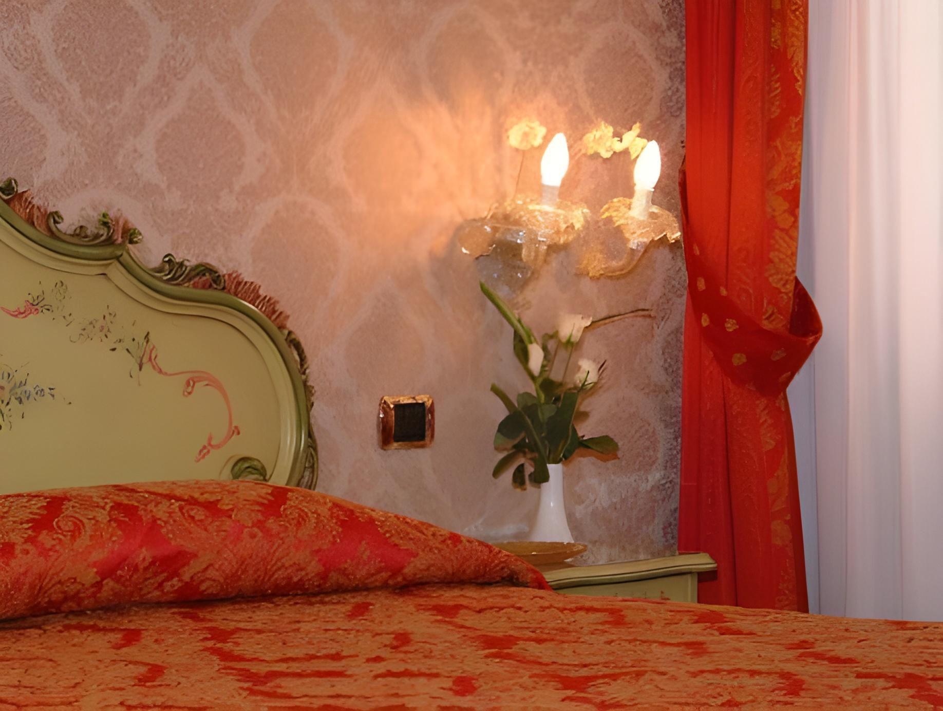 ROOM, SINGLE