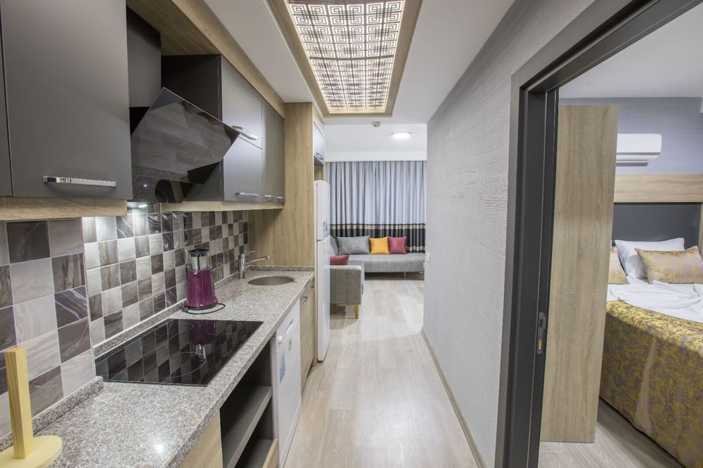 Elanis Suites 26/40