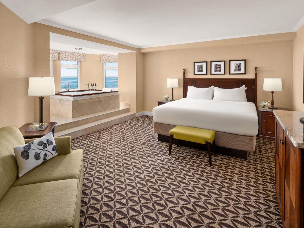 Deluxe, King Bed, River View, Fairmont Le Manoir Richelieu 2/3