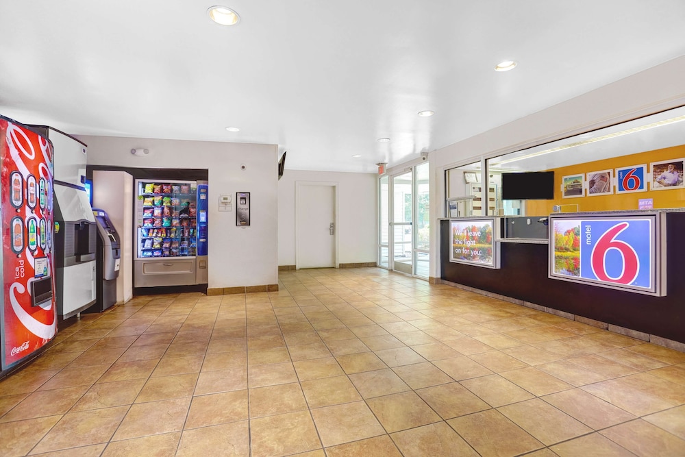 Motel6 Raleigh, NC - North 8/50