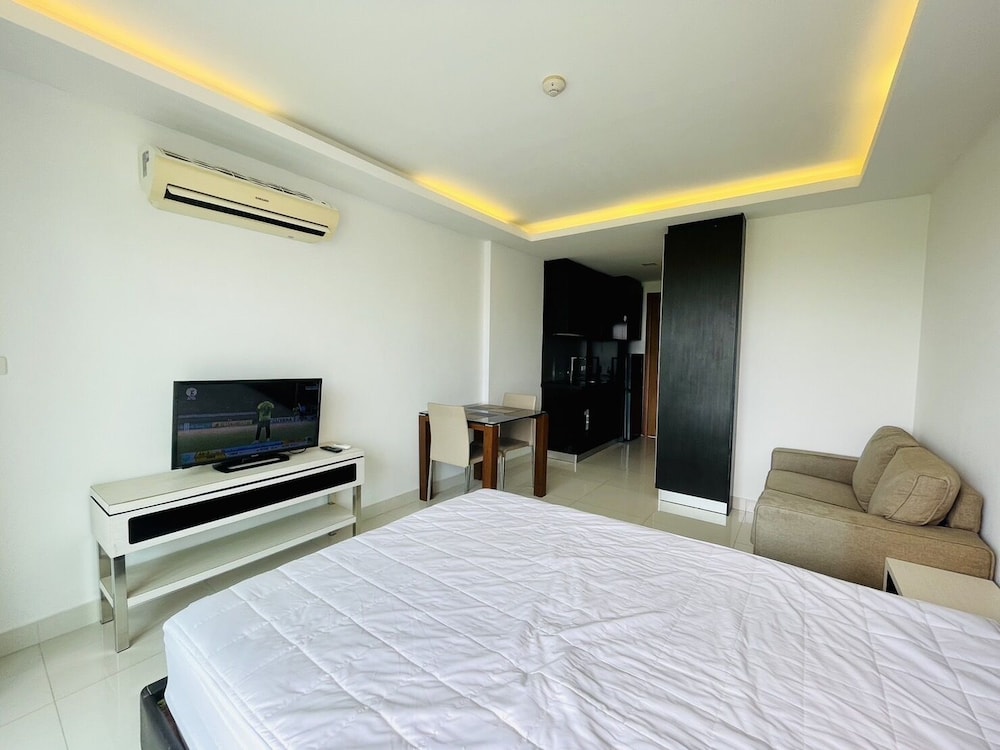 Club Royal Wongamat By Pattaya Sunny 10/94