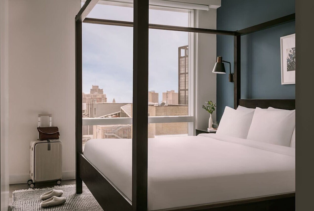 1 BEDROOM, KING BED