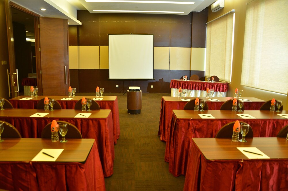Grand Cakra Hotel 41/52
