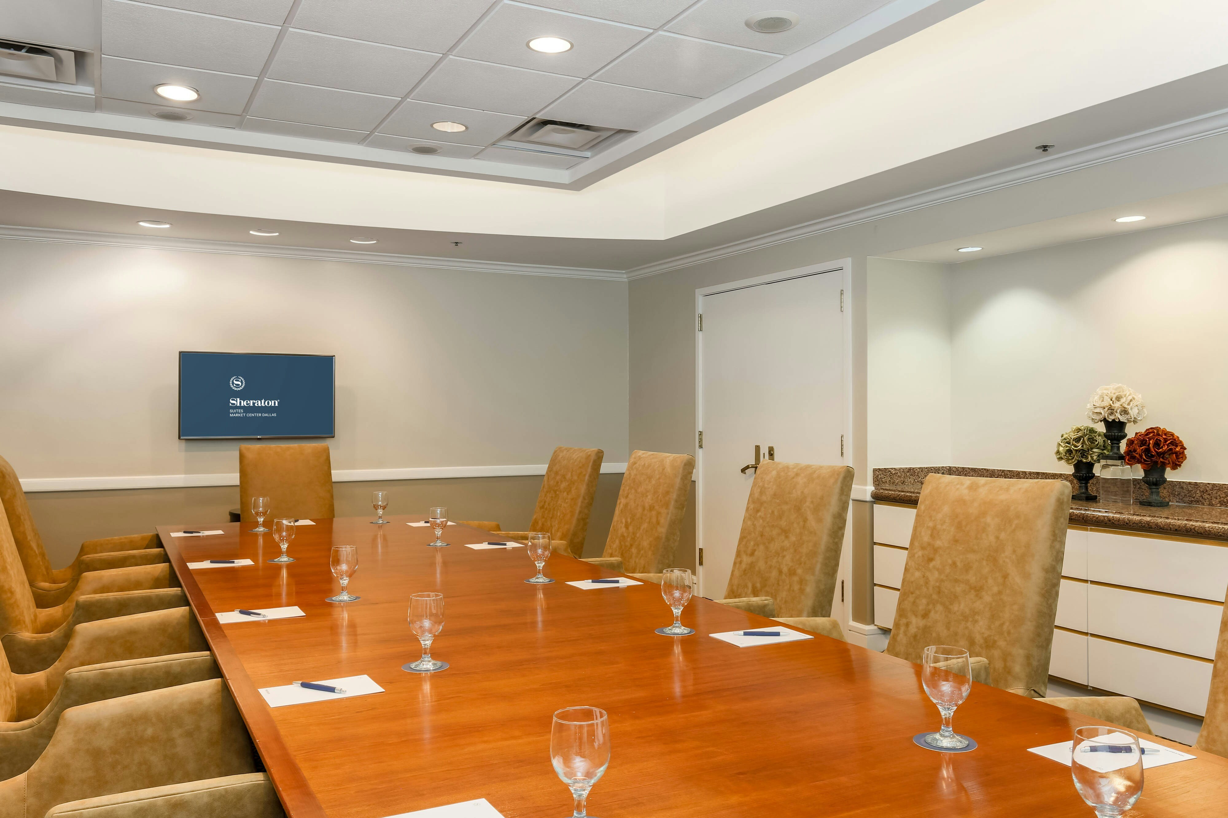 Sheraton Suites Market Center 41/49