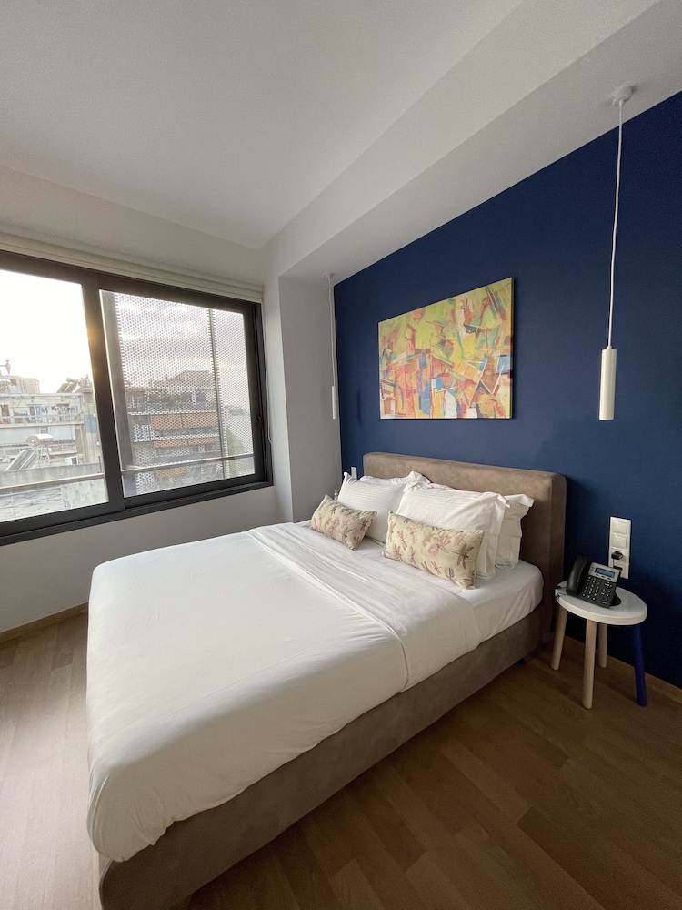 SUPERIOR, QUEEN BED