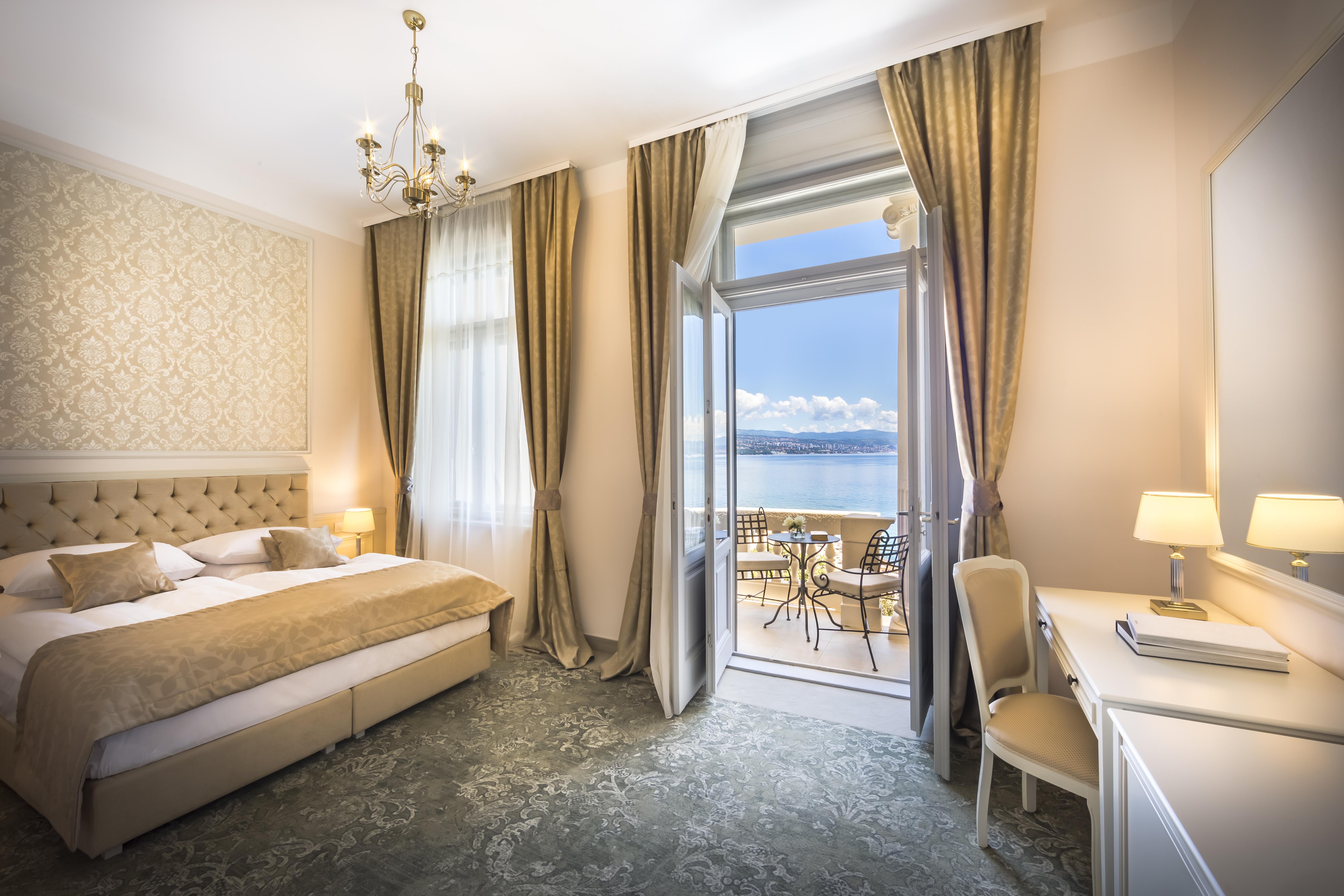 غرفة سوبيريور بإطلالة على البحر بشرفة، Hotel Bellevue 3/6