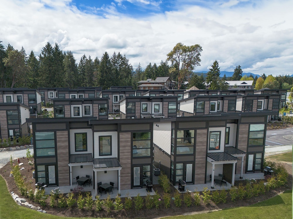 Sunrise Ridge Waterfront Resort in PARKSVILLE - BIRTISH COLUMBIA