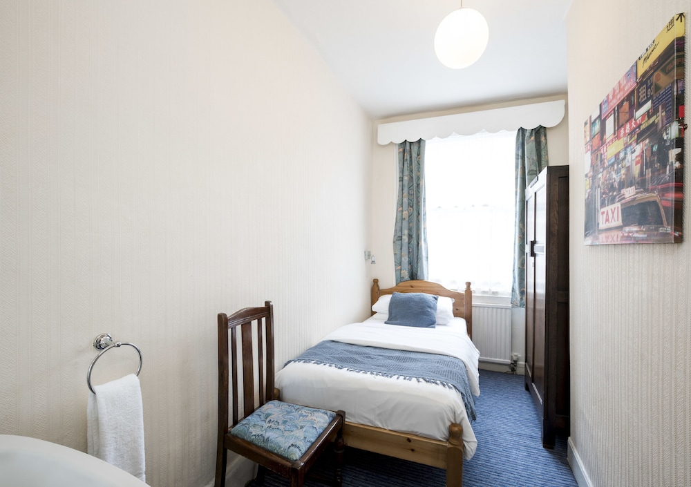St Athans Hotel 13/73