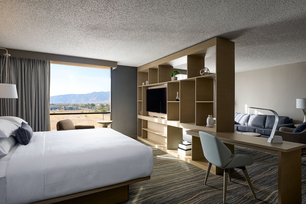 غرفة بسرير كينج بإطلالة على المسبح بشرفة، El Paso Marriott 10/10