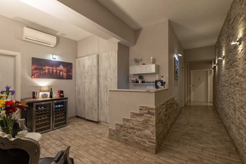 Five Rooms Rome 2/63