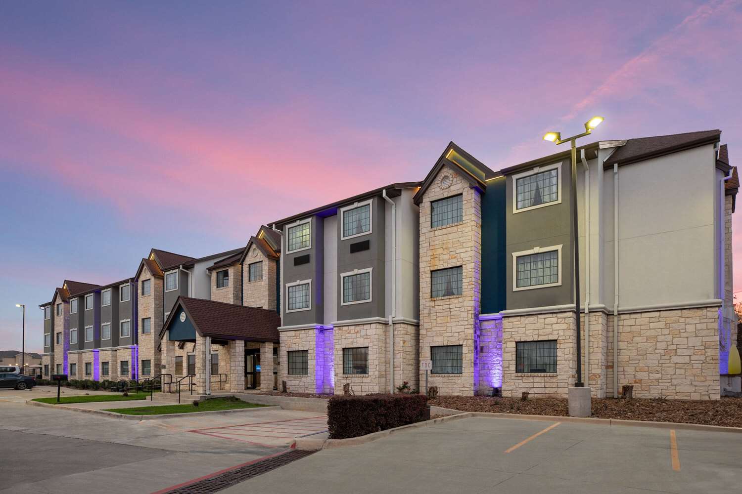 Microtel Inn and Suites By Wyndham Buda 34/40