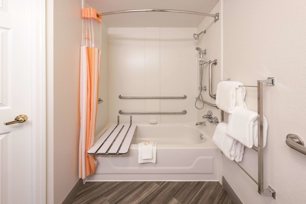 La Quinta Inn Suites St Louis Westport 12/49