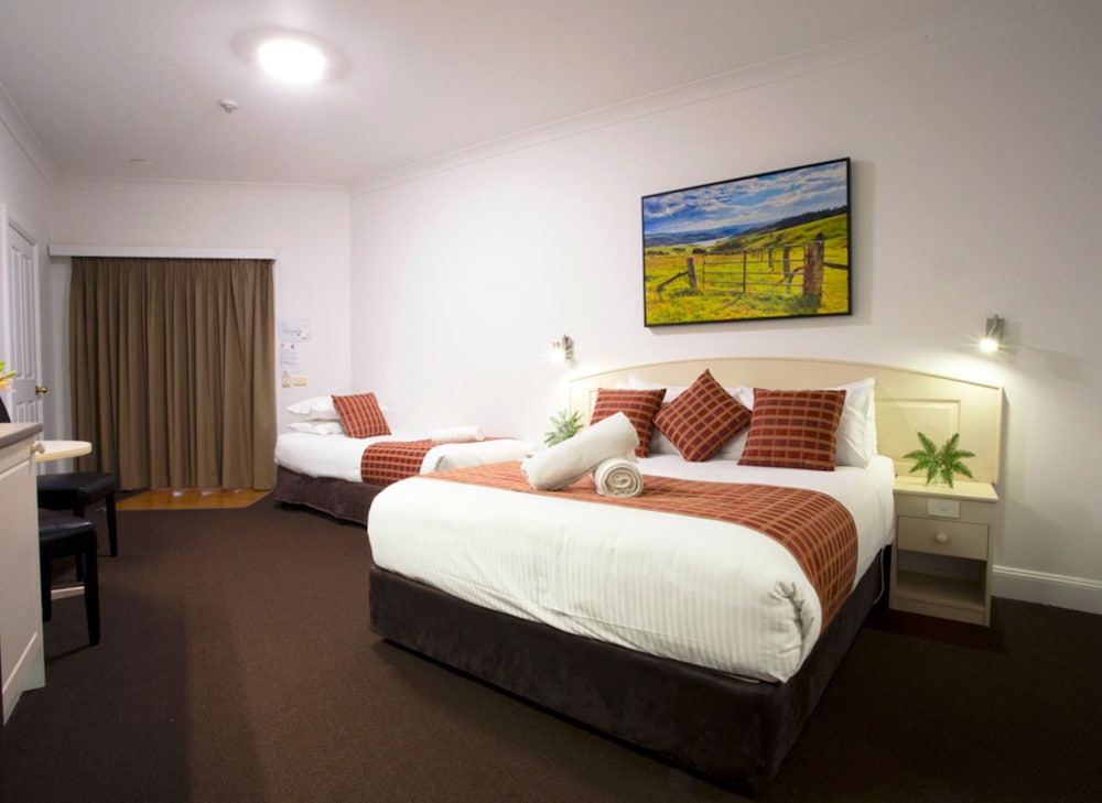 Deluxe, 1 Queen and 1 Single Bed, BOWEN INN MOTEL 4/8
