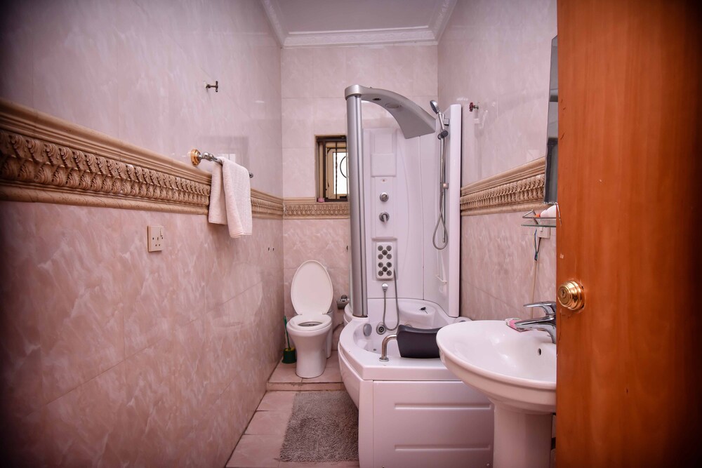 Topaz Luxury Suites & Apartments 38/40