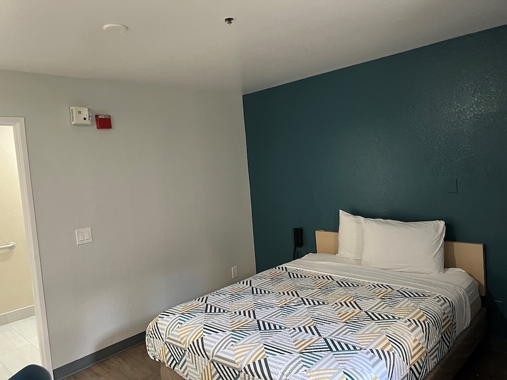 Deluxe, Queen Bed