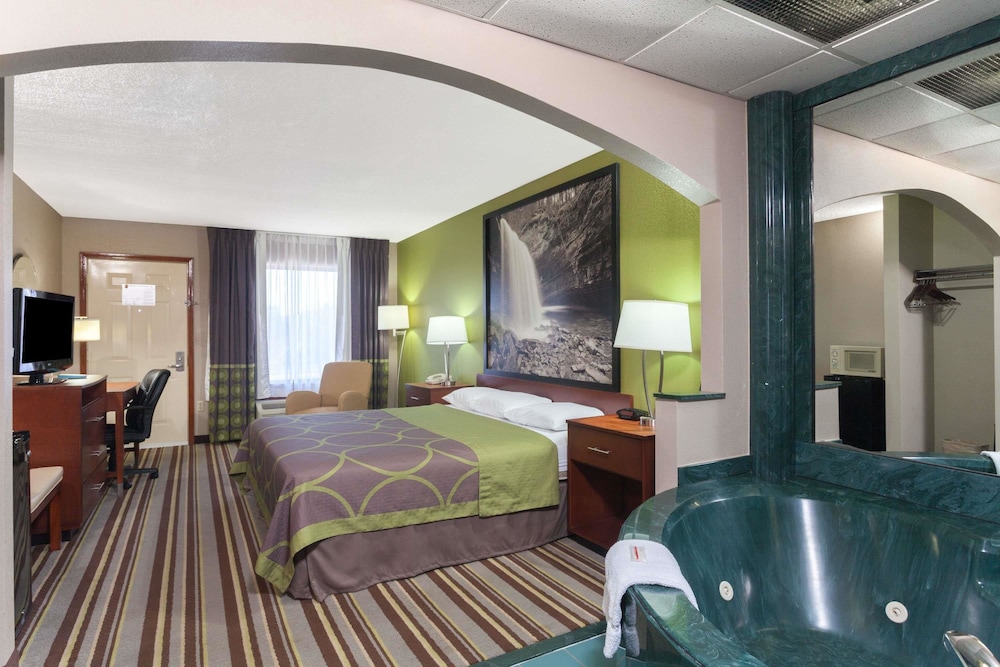Super 8 By Wyndham Clarksville Northeast 8/21