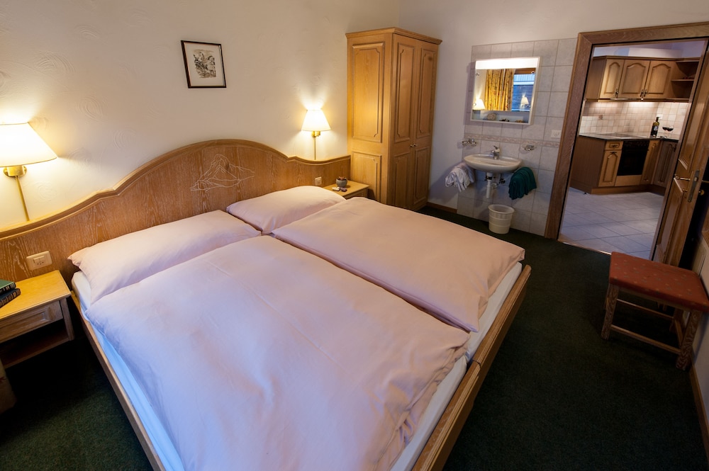 2 Bedrooms, Apartment, 1 Murphy and 4 Single Beds, Mountain View, Corner