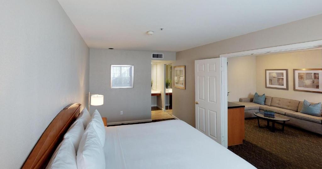 1 Bedroom, Mini, Suite, King Bed, Kitchenette