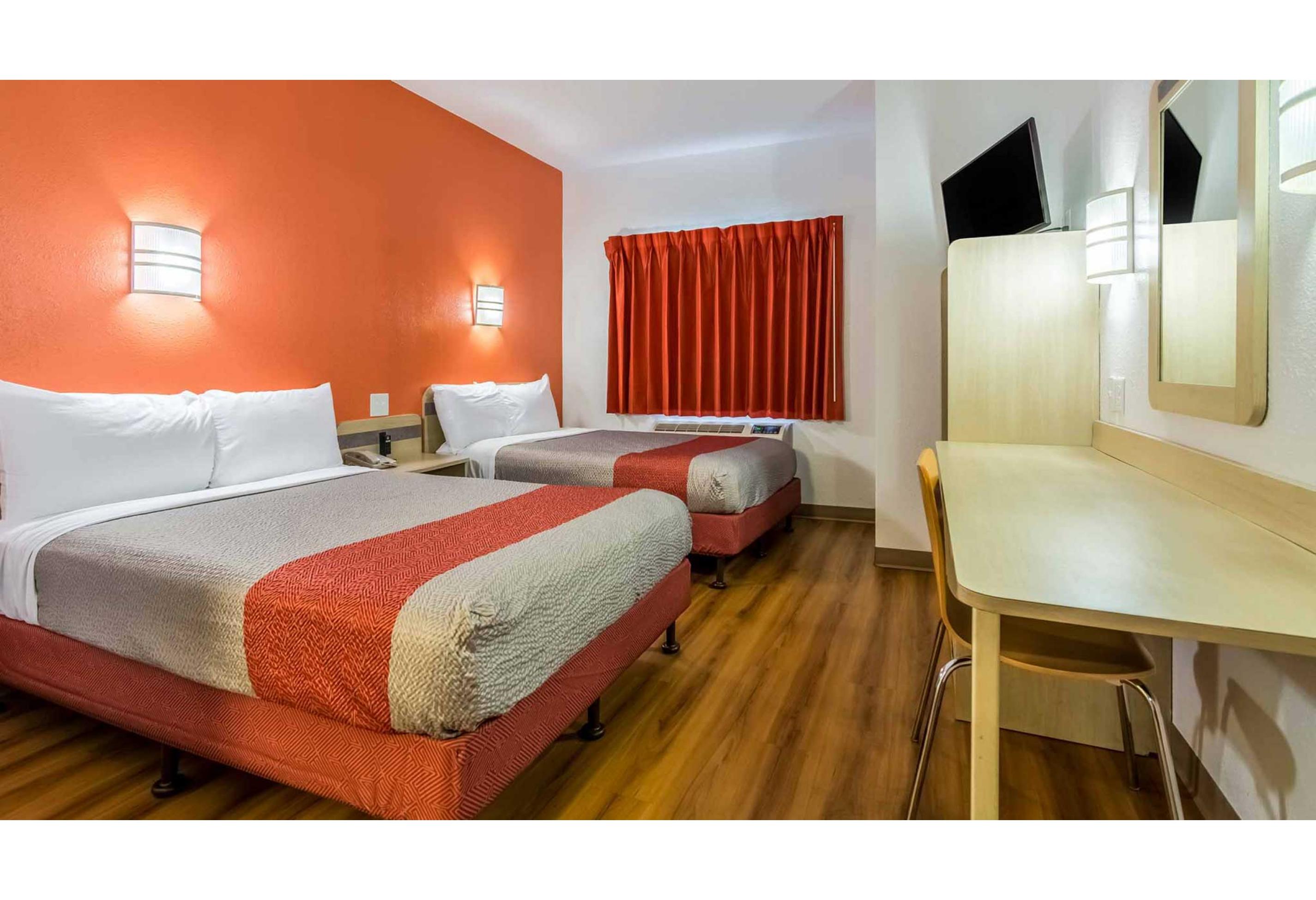 2 Full Beds - Micfridge