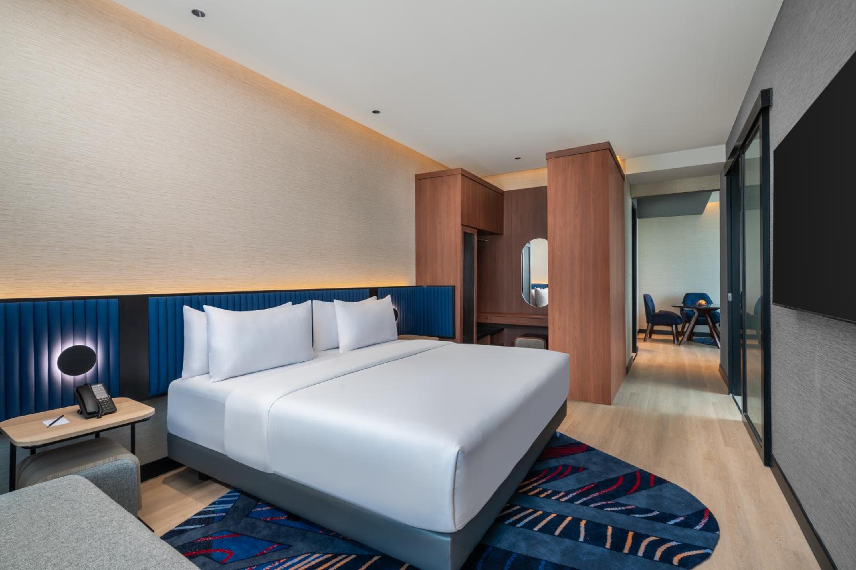 EXECUTIVE, SUITE, KING BED, SOFA