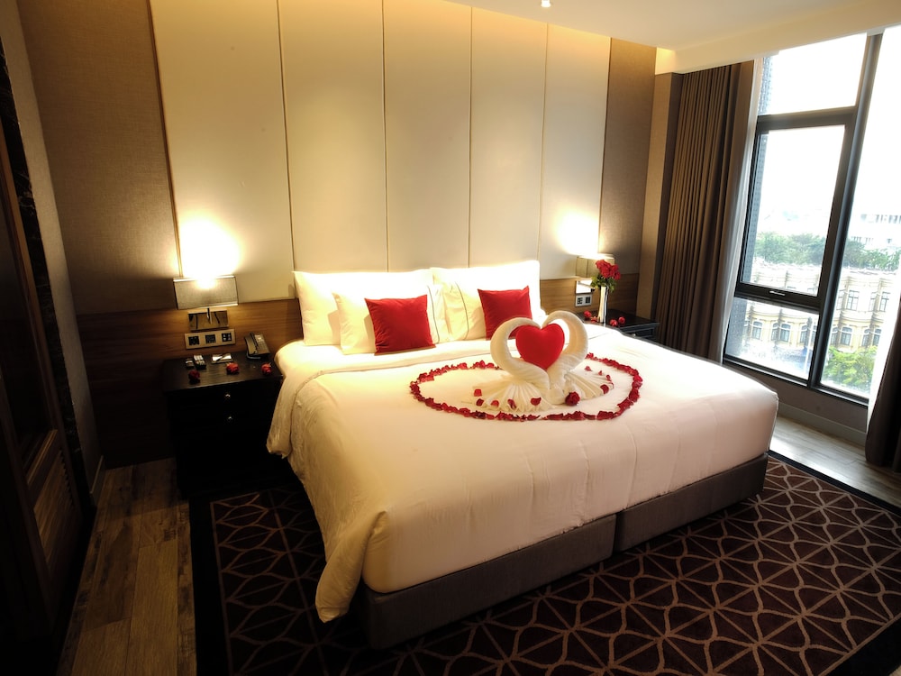 GRAND, DELUXE, SUITE