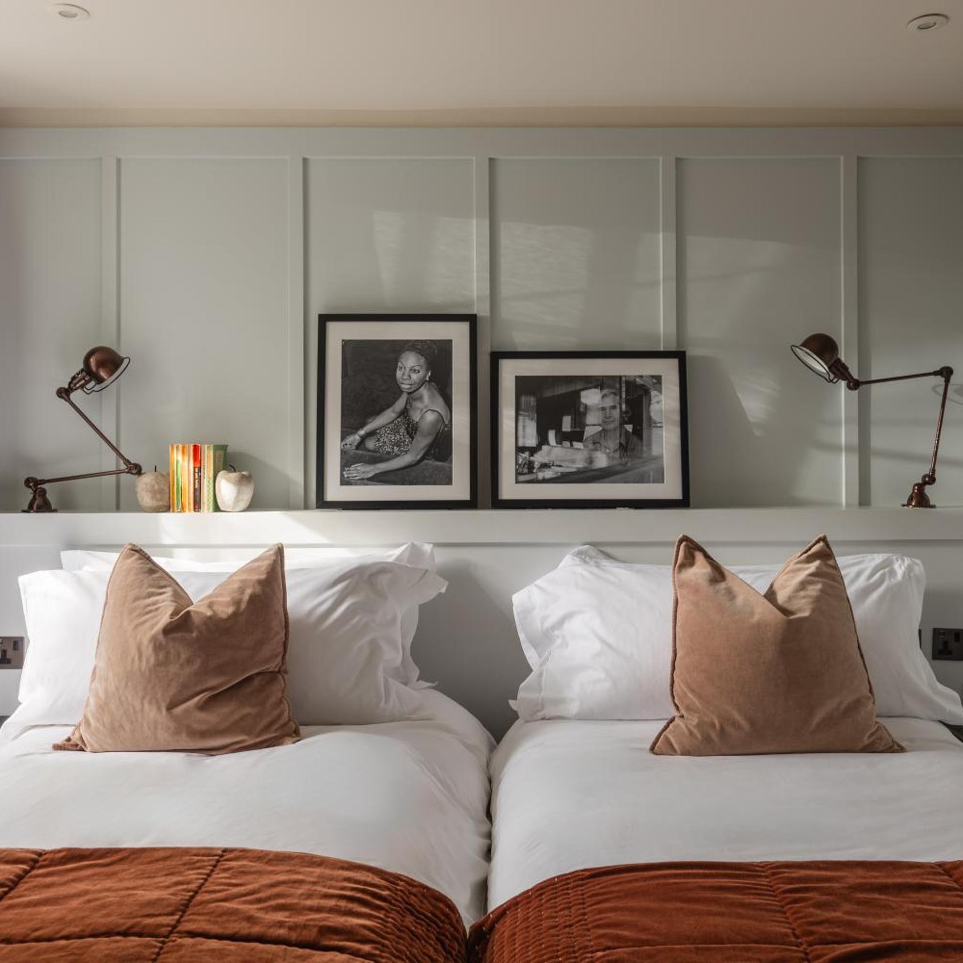 Room, Twin Beds, The George Hotel 3/7